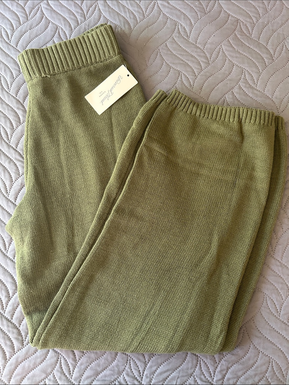 NWT - 💚 Universal Thread Olive Green Knit Leggings